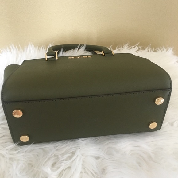 Last one ✨Michael Kors medium Selma olive satchel - Picture 4 of 8